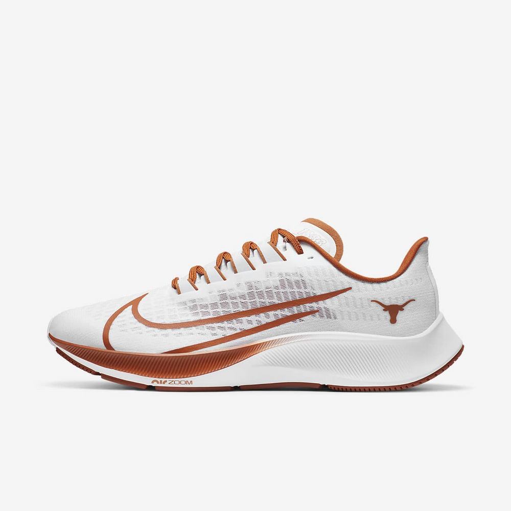 Chaussure De Running Nike College Zoom Pegasus 37 (Texas) Blanche 1470-528 White/Pure Platinum/Particle Grey/Desert Orange Homme | UUU-74053467